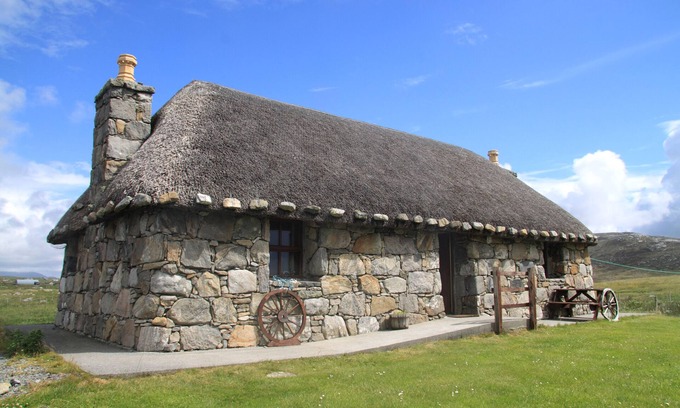 Pollachar Cottage | SMIDDY COTTAGE, pet friendly in Daliburgh, Isle Of South Uist