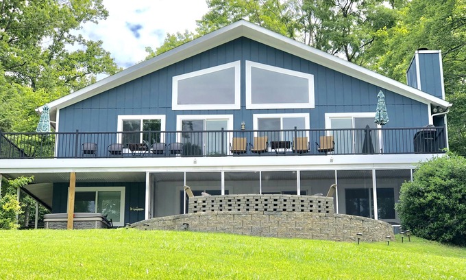 High Point House | Smith Mountain Lake Hot Tub Kayaks Paddle Boards [AUGUST DISCOUNTS!]