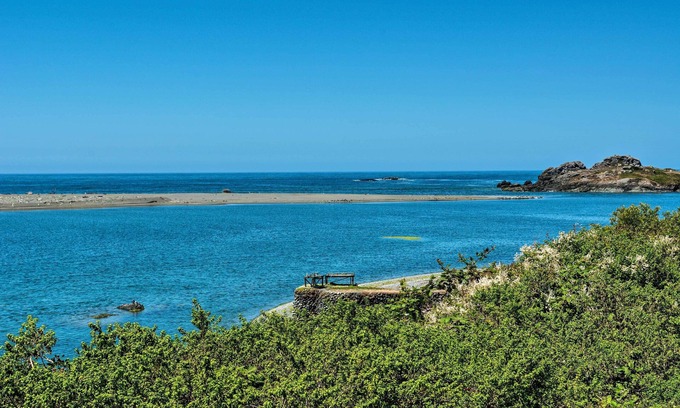 Smith River Cottage | Smith River Vintage Cabin: Oceanfront Deck + Views