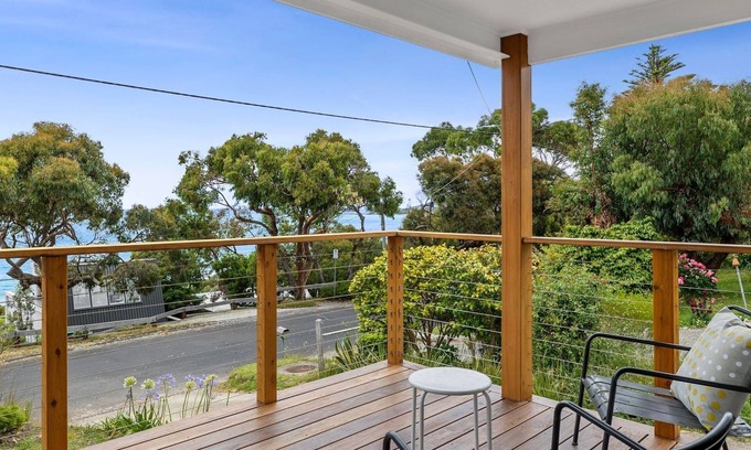 Lorne House | Smith - Stroll to the beach
