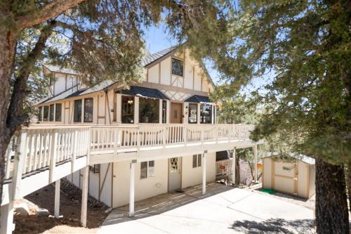 Whispering Forest House | Smo Haus- Located in the quiet area of Big Bear City, with mountain views.