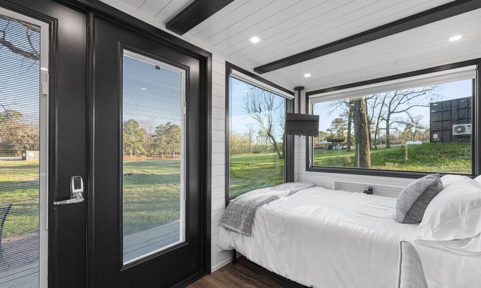 Willis House | Smoke Shack-2 mins to Lake Conroe! Rooftop deck, Heated Pool, Fire Pit