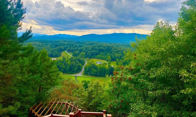 Murphy Ski Chalet | Smokey Mountain Dreaming - mountain views, hot tub & much more!