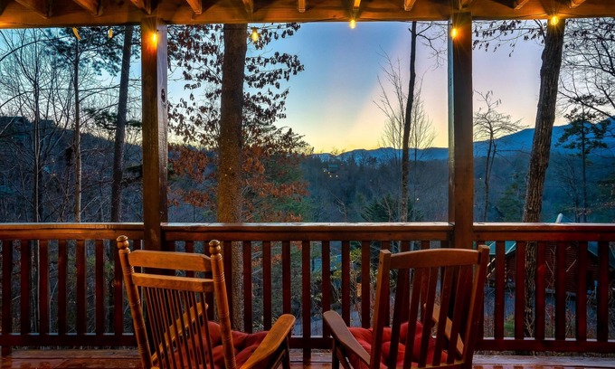 Gatlinburg - Pigeon Forge Cabin | Smoky Mtn Holiday: Arcade, Hot-Tub, BBQ, Theater, EZ Roads, Fall Colors, Smokies