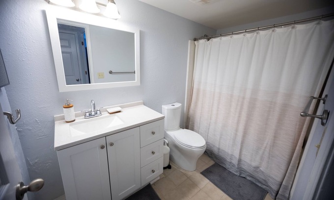 Lindridge-Martin Manor Condo | Smooth 2/2 Condo in Buckhead, centrally located!