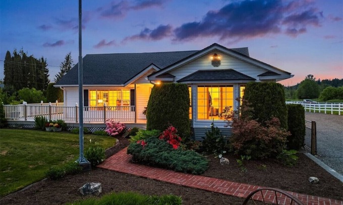 Snohomish House | Snohomish 10+Acre 5BR | Hot Tub, Pond & Stables