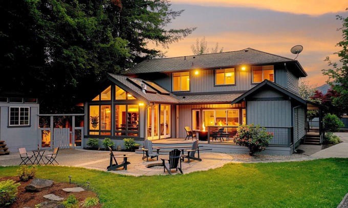 Snoqualmie House | Snoqualmie downtown private home on the river