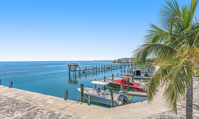 Florida Keys Condo | Snowbird-friendly condo in oceanfront complex with heated pool, BBQ, W/D, AC