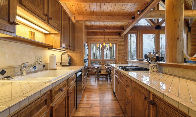 Mountain Village Cabin | Snowdrift Cabin by Avantstay Breathtaking Home w/Prime Ski Access