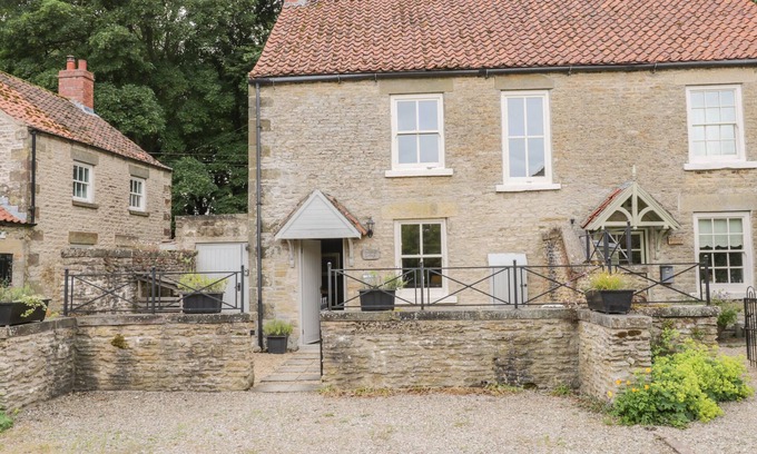 Potter Brompton Cottage | SNOWDROP COTTAGE, pet friendly, with open fire in Brompton-By-Sawdon
