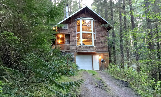 Glacier Cabin | Snowline Cabin #25 A Country-style pet Friendly Cabin With hot tub and Wifi!