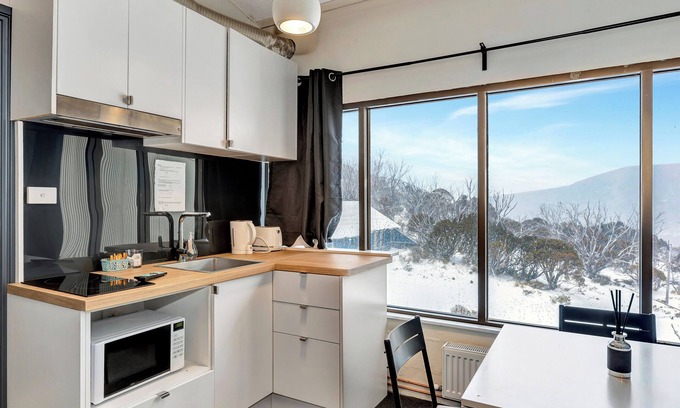 Smiggin Holes Hotel | Snowy Gums