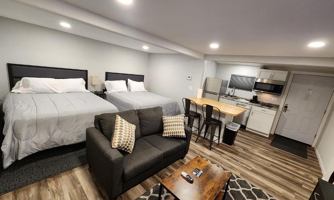Saratoga Hotel | Snowy Mountain Inn