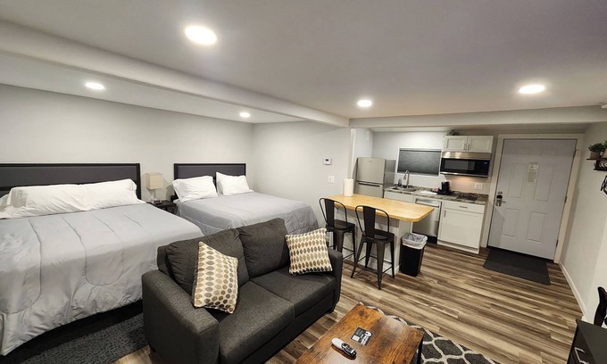 Saratoga Hotel | Snowy Mountain Inn