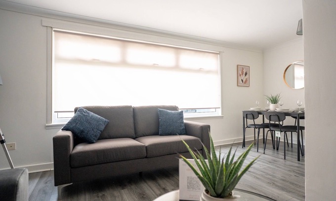 Cumbernauld House | Snug Modern Home in Cumbernauld