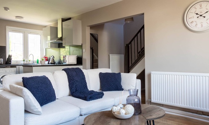 Dalmuir House | Snug Modern Home in Clydebank