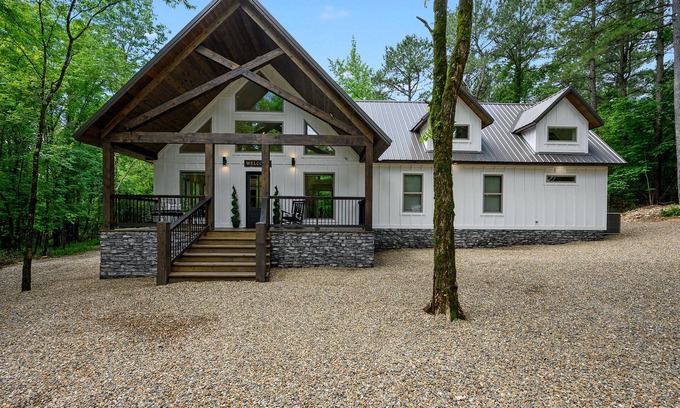 Broken Bow Cabin | SNUGGLE S'more – Jackpot! Romantic Getaway Near Casino & Lake! Sleeps 4!