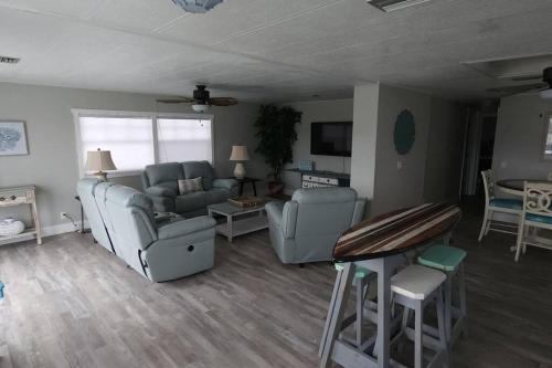 Truckland House | So Beachy! Pet-friendly and free early check in!