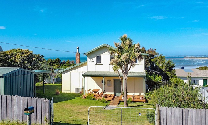 Greens Beach House | So close to the beach