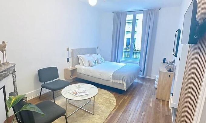 Reims City Centre Apartment | So Guest - Nail in the Iron, modern suite near the cathedral