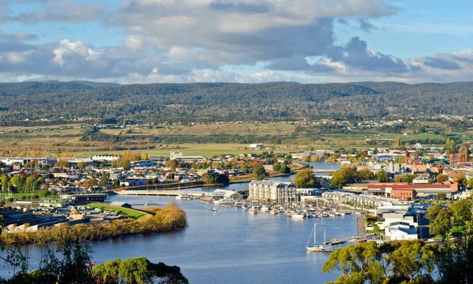 Trevallyn House | So Much to Do, So Little Time. 4 Bedroom 5 Bed, Old Charmer, 5 plus Star Views