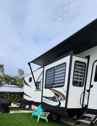 Truckland House | So "Time to Wander" Pet friendly and free early check-in!