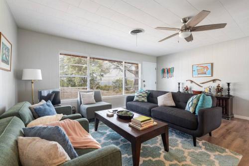 Oatmeal House | Soak up the Sunrise over the Hill Country Colorado River Valley