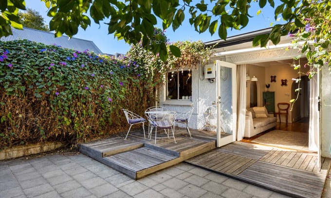 Adelaide Central Business District House | Soak Up the Vintage Vibes in a Bluestone CBD Cottage
