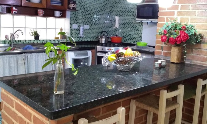 Jordanopolis House | Sobrado Comfortable with lots of green. Garden on site and square in front.