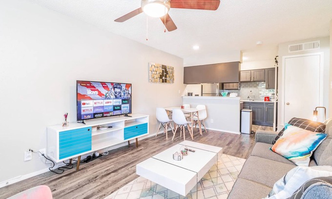 Dawson Apartment | SoCo chic 1BR w/fast WiFi, king bed, close to DT