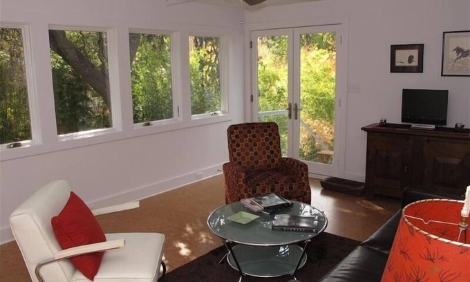 Travis Heights Apartment | Soco - Secluded 2 Bedroom Studio