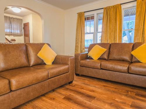 Niagara Falls House | Soft Sheets & Sweet Dreams - 3 Bedroom Home with Driveway