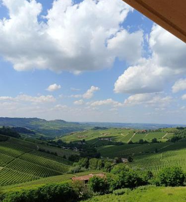 Monforte d'Alba Apartment | Soggiorno con splendida vista