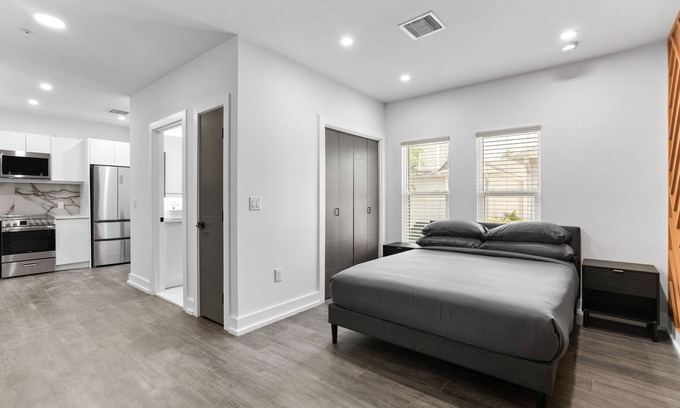 Historic Hyde Park North Apartment | SoHo/Hyde Park Luxury Studio Apt
