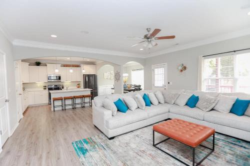 East Ocean View House | Sojourn Palm Tree Family Oasis 4 BR