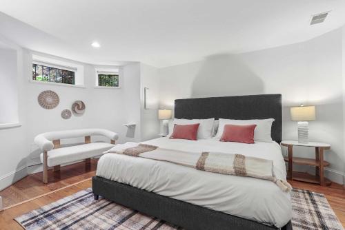 Dupont Circle Apartment | Sojourn Top-tier Walk Score by Chic Local Eateries