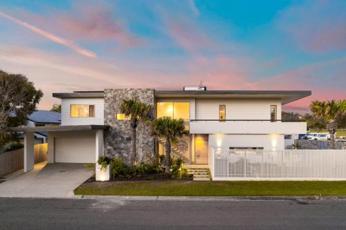 East Ballina House | Solana - A Beachside Masterpiece. Winter Escape Special - Free Nights on us!
