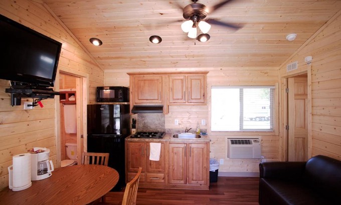 Acton Resort | Soledad Canyon Wheelchair Accessible Cottage 16
