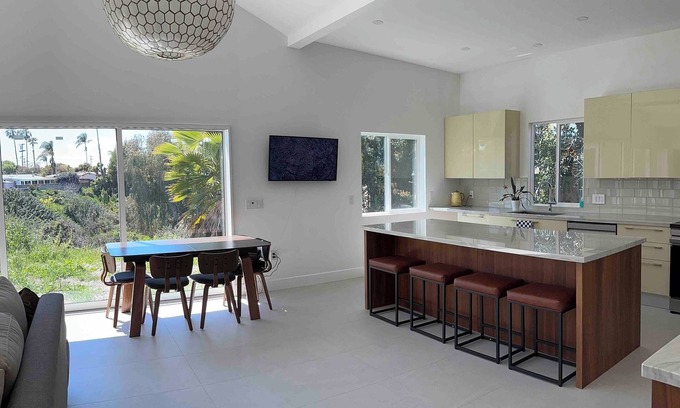 Bay Ho House | Soleil: a mid-century modern beach vibe