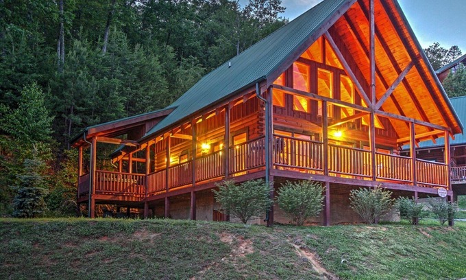 Gatlinburg - Pigeon Forge Cabin | Solid Ground Lodge - Luxury Cabin