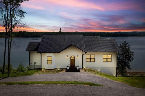 Dandridge House | Someday Cottage Luxury Lakefront Views for 6 withPool & Billiards