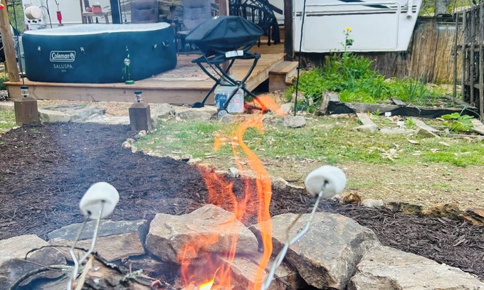 Trenton House | Somethin' Soulful Glamping Couples Retreat w/Jacuzzi