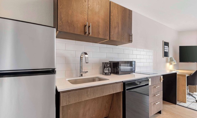 Linthicum Heights Hotel | Sonesta Simply Suites Baltimore BWI Airport