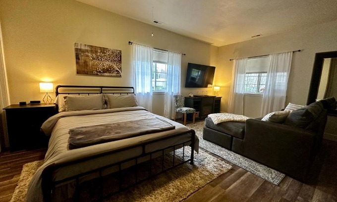Aberdeen House | Sonia's Guest Suite in Montesano-Gateway to Olympic National Park