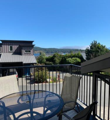Sooke House | Sooke Harbour Getaway