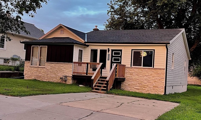 Omaha House | Soothing 2-bedroom house with AC in Omaha