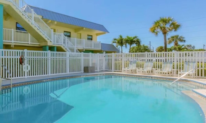 Indialantic Resort | Soothing Seaside Stay: Scenic by the Ocean with Kitchen