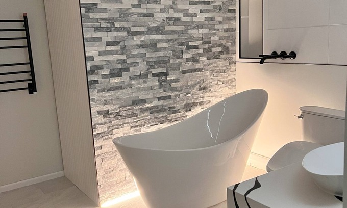 Willow Park House | Soothing Soak, Modern Romantic Luxury Townhome!