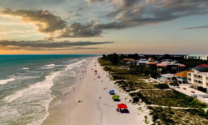 Independence Square Condo | Sophisticated Coastal Design direct BEACHFRONT Condo!