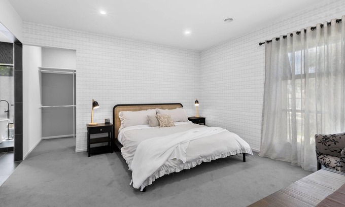 Mount Duneed House | Sophisticated Abode 10 Minutes to Surf Coast